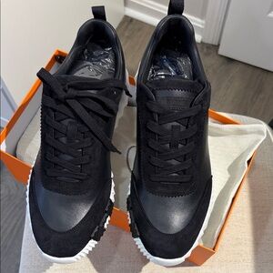 Brand new hermes men bouncing sneaker
Size 43.5 fits US 10.5
Color: black